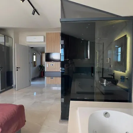 Villa Fethiye Sehir Merkezinde, Oezel Havuzlu, Saunali, Jakuzili, Tuerk Hamamli Ve Barbekuelue Muestakil Villa *
