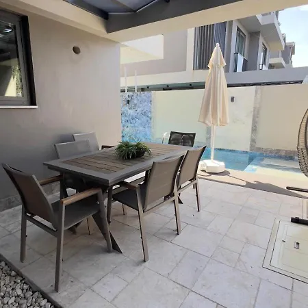 Sehir Merkezinde, Oezel Havuzlu, Saunali, Jakuzili, Tuerk Hamamli Ve Barbekuelue Muestakil Villa