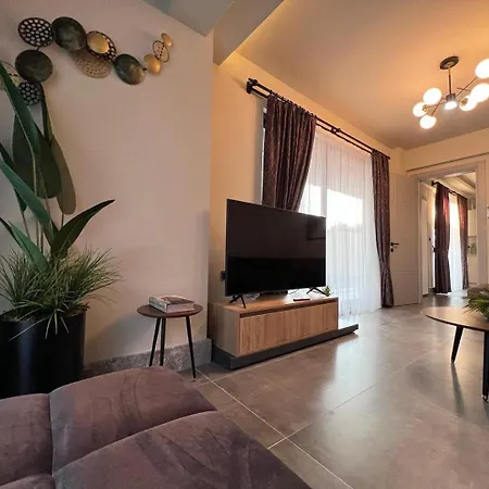 Villa Fethiye Sehir Merkezinde, Oezel Havuzlu, Saunali, Jakuzili, Tuerk Hamamli Ve Barbekuelue Muestakil Villa Fethiye
