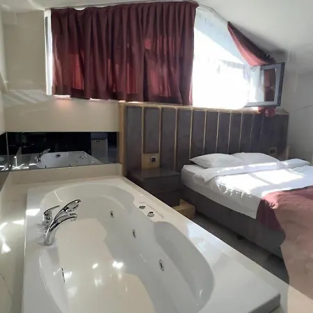 Lueks Versace Villasi, Sauna, Jakuzi, Hamam, Yuezme Havuzu Ve Barbekue Alani Villa *