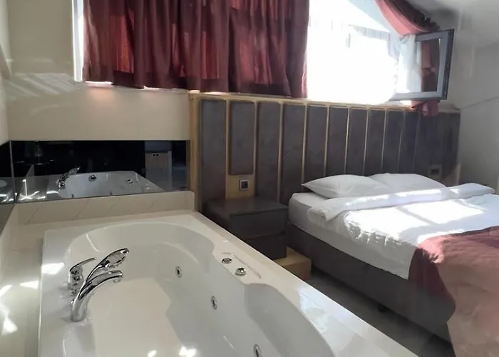 Lueks Versace Villasi, Sauna, Jakuzi, Hamam, Yuezme Havuzu Ve Barbekue Alani Villa *